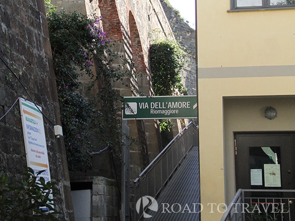 Entrance of Path of Love - Mararola Entrance of the famous path of love from Manarola.