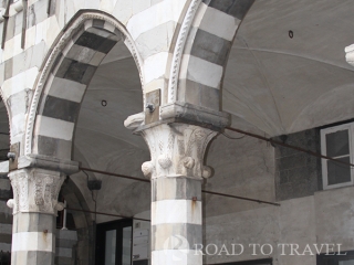 <h2>Genoa city tour</h2> Genoa city tour Frescos in the Genova city center tour.