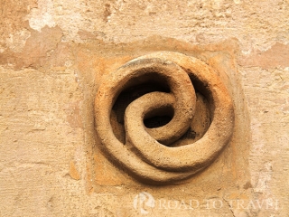 <h2>Matera - wall decoration</h2> Matera - wall decoration Entrance to private residences in the Sassi.