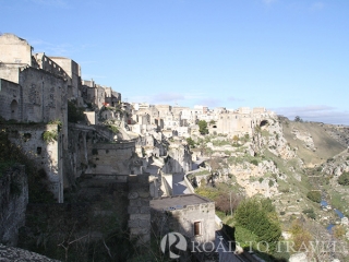 <h2>Matera - Sassi Southern ridge</h2> Matera - Sassi Southern ridge of the Sassi with the river cutting through the valley below.